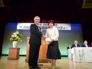 年間グランプリに輝いた大同生命の酒井ふじ子さんと浜松商工会議所の御室会頭