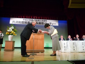 御室会頭から賞状を受け取る大同生命の鈴木美代江さん(年間準グランプリ)